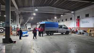 Sındırgı’da yaşanan 6.1 büyüklüğündeki depremin ardından Bandırma Belediyesi ekipleri, gece
