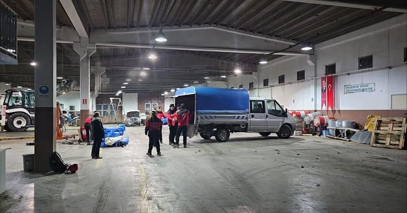 Bandırma Arama Kurtarma ekibi deprem bölgesinde Sındırgı’da yaşanan 6.1 büyüklüğündeki depremin ardından Bandırma Belediyesi ekipleri, gece