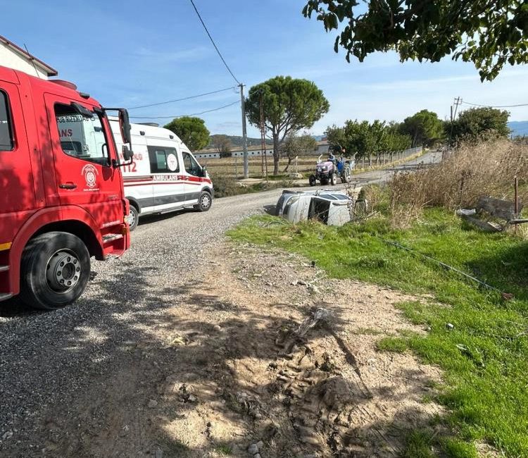 Burhaniye’de sürücüsünün direksiyon hakimiyetini kaybettiği otomobil, köprüden dere yatağına devrildi.