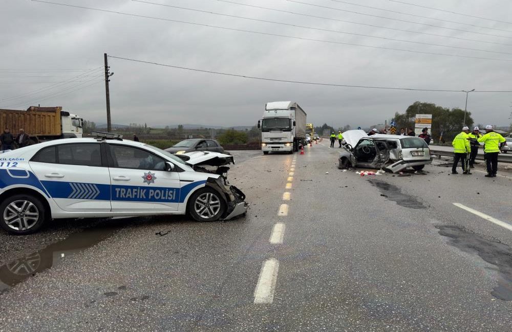 Balıkesir’de polis aracı otomobille çarpıştı: 3 yaralı Balıkesir’de polis aracının otomobille çarpışması sonucu 1’i polis memuru 3