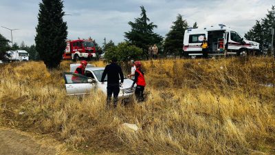 Balıkesir Çevreyolu üzerinde Bursa istikameti Karamanköy Köprüsü yakınlarında bir otomobil