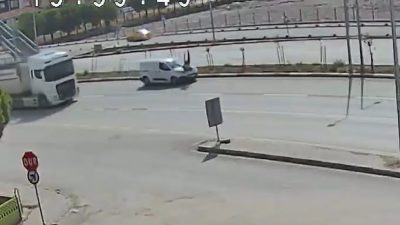 Bandırma’da yolun karşısına geçmeye çalışan yaşlı bir yaya kamyonetin çarpması