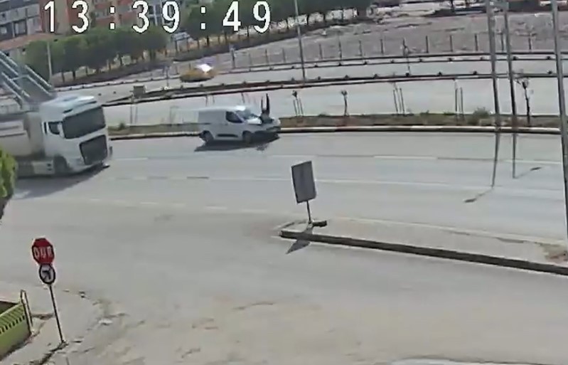 Bandırma’da kamyonetin çarptığı yaşlı adam metrelerce savruldu Bandırma’da yolun karşısına geçmeye çalışan yaşlı bir yaya kamyonetin çarpması