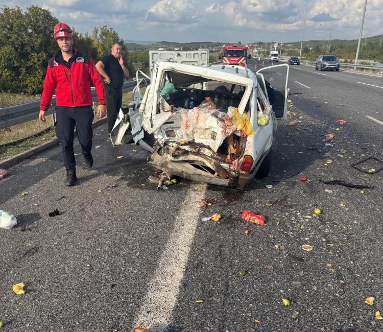 İstanbul-İzmir Otoyolu’nda kamyonet otomobille çarpıştı: 1 ölü, 1 yaralı Balıkesir’de İstanbul-İzmir Otoyolu’nda bir kamyonetin otomobille çarpıştığı kazada 1 kişi