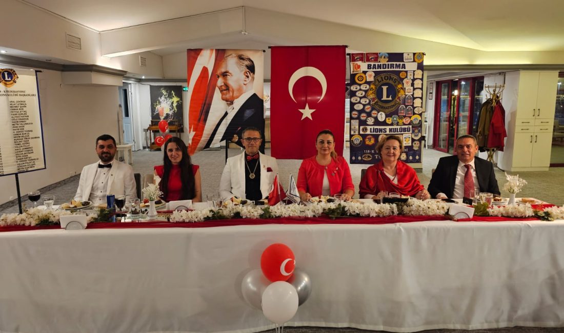 Bandırma Lions Kulübü’nde Cumhuriyet Coşkusu Bandırma Lions Kulübü, Cumhuriyetin 102. yıl dönümünü özel bir otelde
