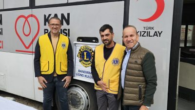 Bandırma Lions Kulübü’nün Türk Kızılay iş birliğiyle Cumhuriyet Meydanı’nda düzenlediği