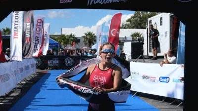 Sarımsaklı sahilinde düzenlenen 2025 Ayvalık Triatlonu Türkiye Kupası Finali, sporcuların