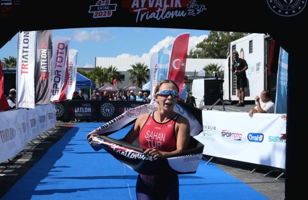 Sarımsaklı sahilinde düzenlenen 2025 Ayvalık Triatlonu Türkiye Kupası Finali, sporcuların