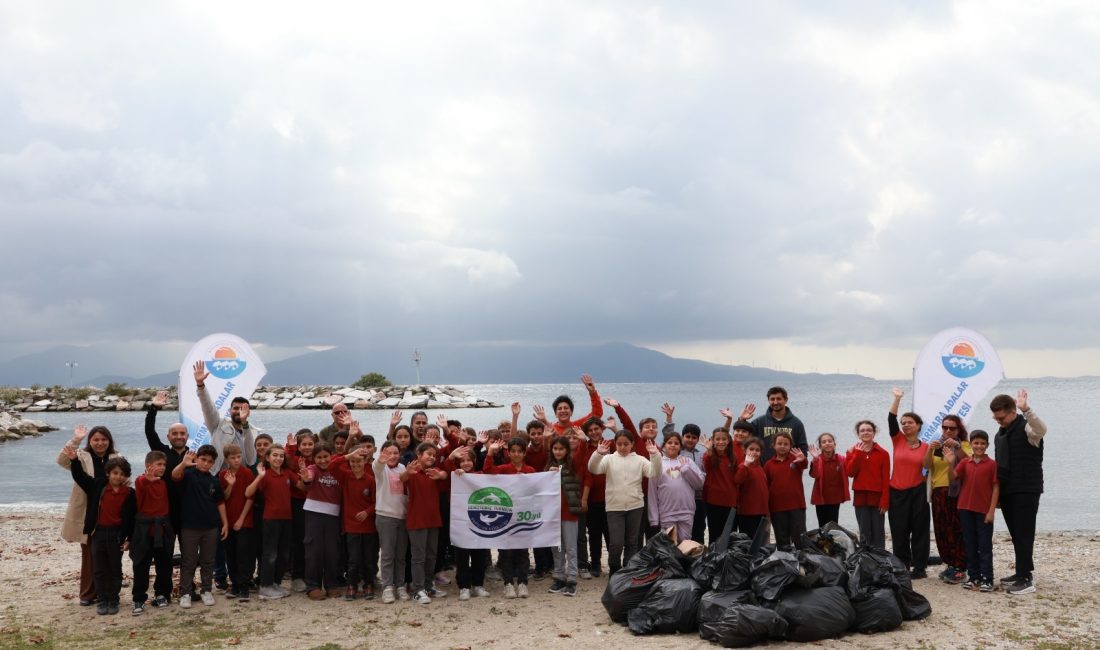 Asmalı sahilinde çocuklar doğa için el ele verdi Marmara Adası’na bağlı Asmalı Köyü’nde, DenizTemiz Derneği (TURMEPA) iş birliğiyle
