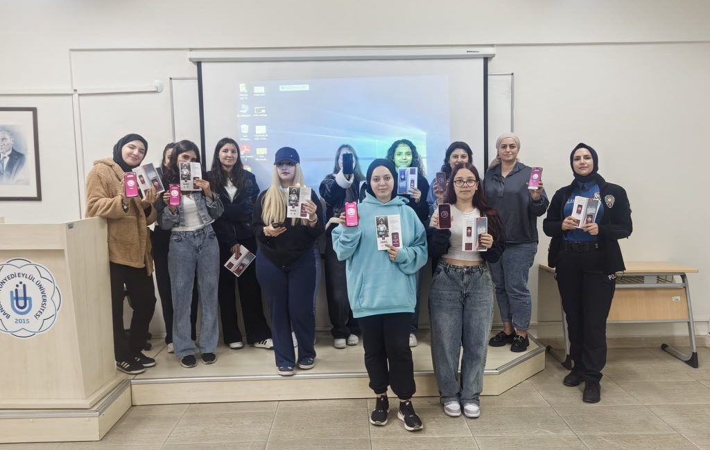 Manyas’ta polis ekipleri KADES’i tanıttı Manyas İlçe Emniyet Amirliği, öğrencileri KADES uygulaması hakkında bilgilendirerek kullanımını