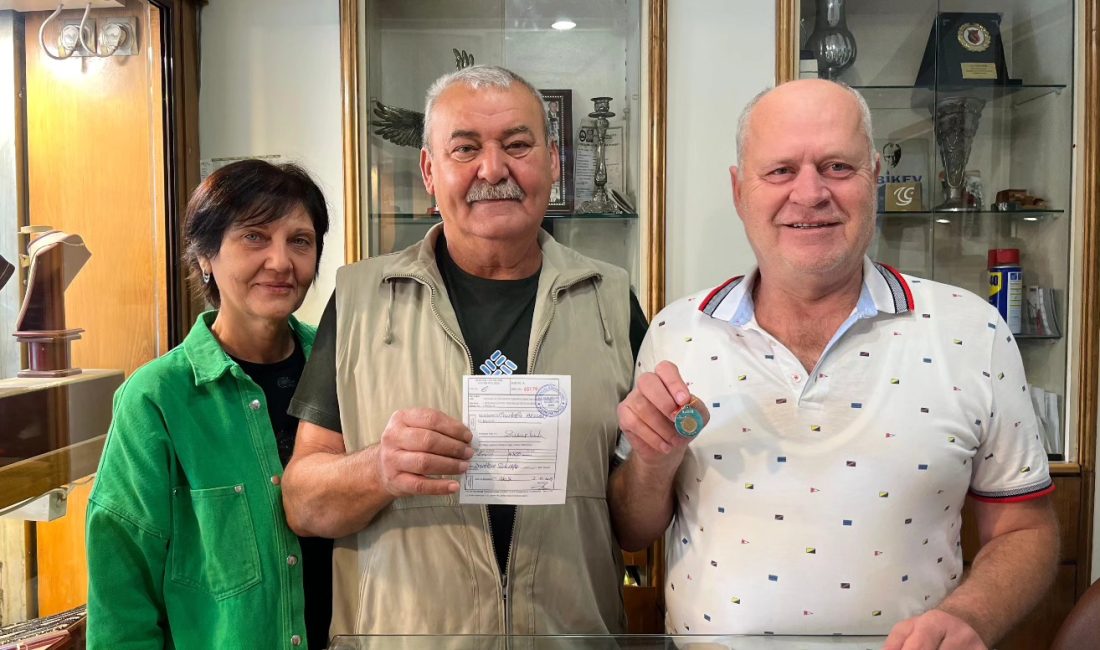Susurluk’ta Olta Balıkçılığı Turnuvası birincisi Mustafa Arslan ve eşi, kazandıkları