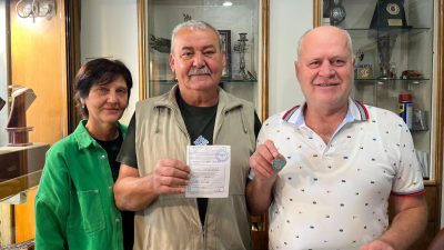 Susurluk’ta Olta Balıkçılığı Turnuvası birincisi Mustafa Arslan ve eşi, kazandıkları