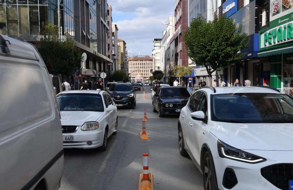 Balıkesir’de çift sıra park sorununa çözüm Balıkesir Büyükşehir Belediyesi, şehrin en işlek noktalarından olan Anafartalar Caddesi