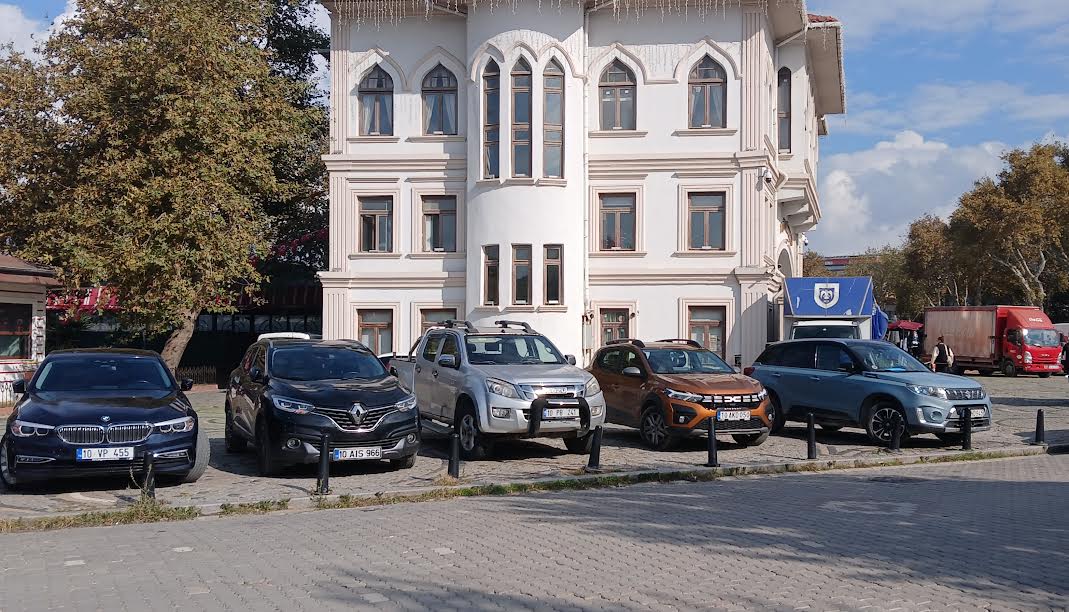 TARİHİ YAPI OTOPARKI MI? Erdem ÖZCAN Bandırma’nın en güzel yerinde bulunan görüntüsüyle hayranlık uyandıran