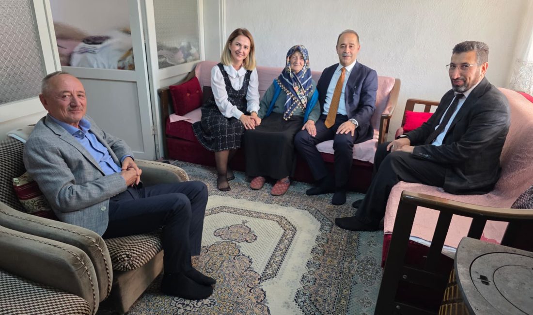 Bandırma’da Dünya Yaşlılar Günü’nde anlamlı ziyaret Kaymakam Engin Aksakal, 1 Ekim Dünya Yaşlılar Günü vesilesiyle yaşlıları