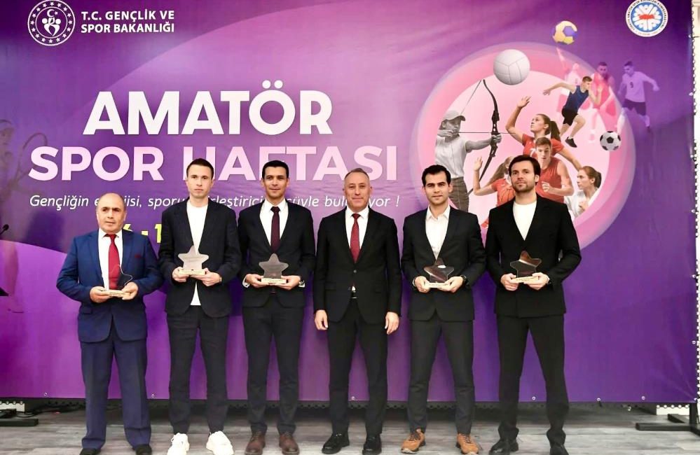 Balıkesir’de Amatör Spor Haftası “Sporun En’leri” ödül töreni ile sona erdi Balıkesir’de sporun yıldızları “Sporun En’leri Ödül Töreni”nde buluştu. Balıkesir Valiliği