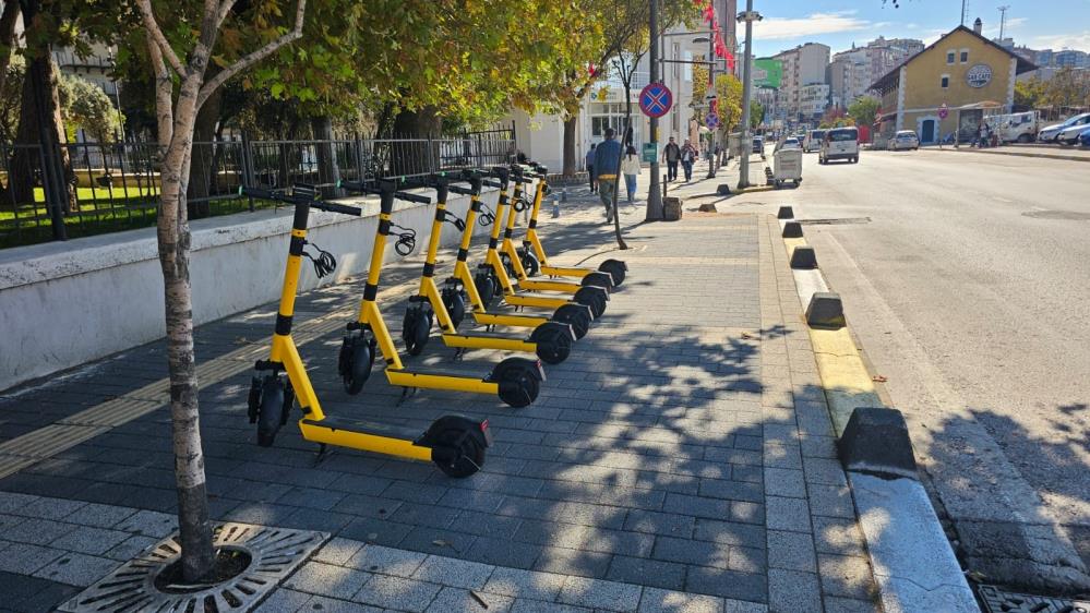 Bandırma’da e-scooter sorunu büyüyor Bandırma’da 2023 yılının Şubat ayında hizmete giren e-scooterlar, başlangıçta kent