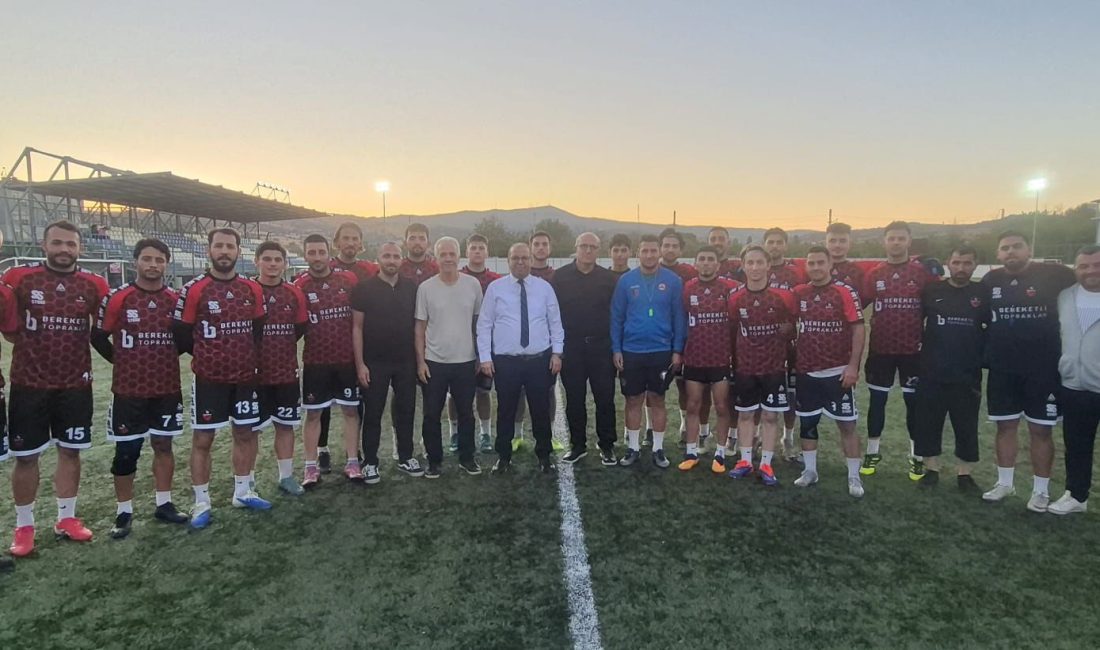 Kaymakam Turgut Gülen, Susurlukspor futbolcularıyla bir araya gelerek yeni sezon