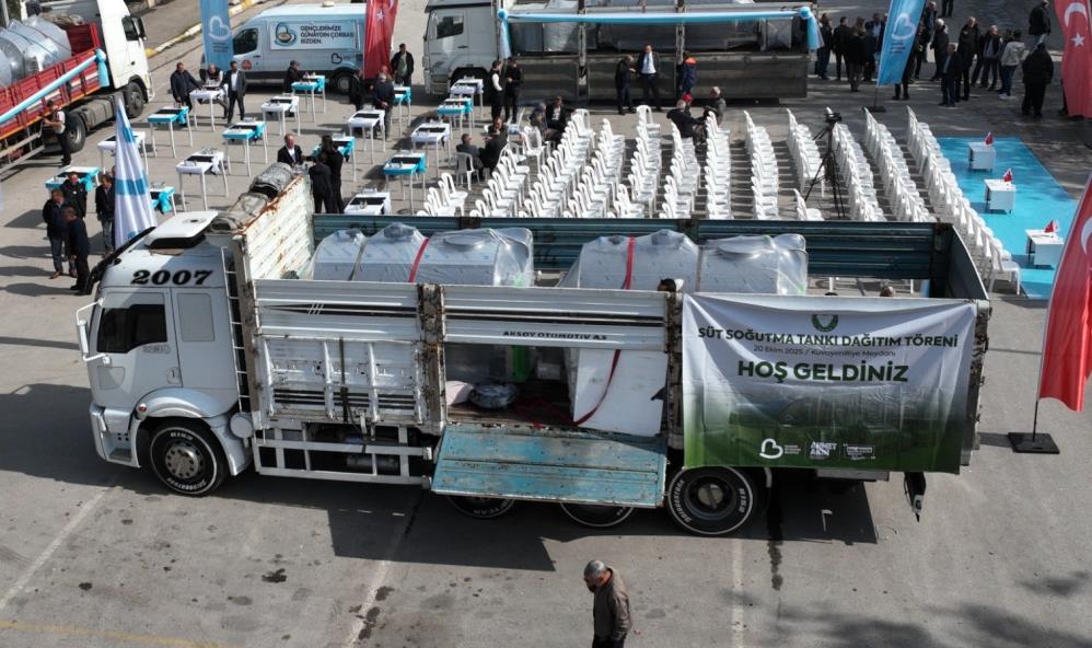 Balıkesir Büyükşehir’den süt soğutma tankı ve araç üstü taşıma tankı desteği Balıkesir’i tarım ve hayvancılıkta “Türkiye’nin parlayan yıldızı” yapma hedefiyle çiftçiye