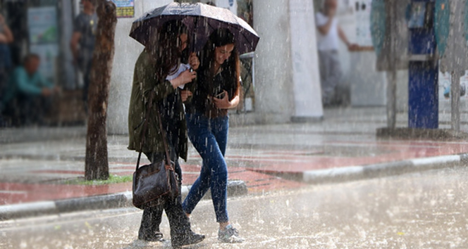 Marmara’da kuvvetli sağanak ve fırtına Uyarısı Meteoroloji Genel Müdürlüğü, Marmara Bölgesi’nde bu akşam saatlerinden itibaren etkili