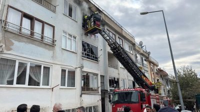 Alaattin Mahallesi’nde bulunan bir apartmanın üçüncü katında çıkan yangın paniğe