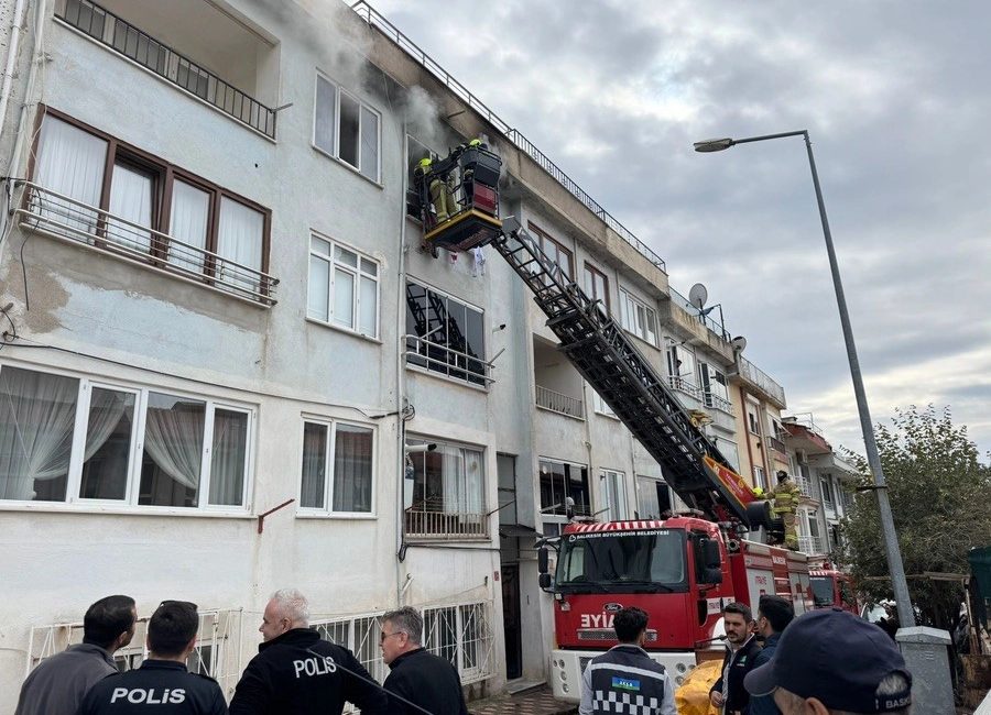 Alaattin Mahallesi’nde bulunan bir apartmanın üçüncü katında çıkan yangın paniğe