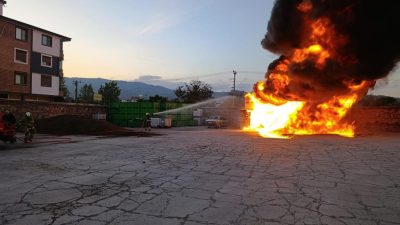 Havran’da bir zeytinyağı üretim tesisinin bahçesinde çıkan yangın, itfaiye ekipleri