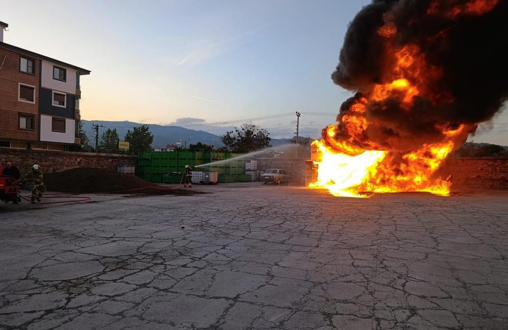 Havran’da zeytinyağı tesisinde çıkan yangın söndürüldü Havran’da bir zeytinyağı üretim tesisinin bahçesinde çıkan yangın, itfaiye ekipleri