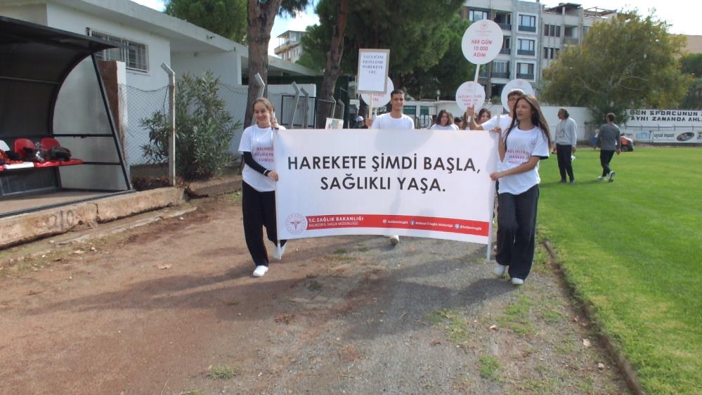 Burhaniye İlçe Sağlık Müdürlüğünün öncülüğünde “Sağlıklı Yaşam Yürüyüşü” yapıldı. 8