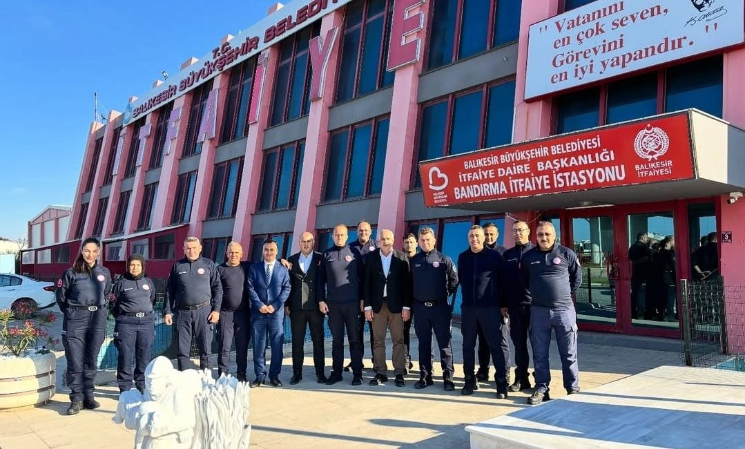 Bandırma’da kahraman itfaiyecilere ziyaret Büyükşehir Belediyesi yetkilileri, İtfaiye Haftası dolayısıyla Bandırma İtfaiye Grup Amirliği’ni