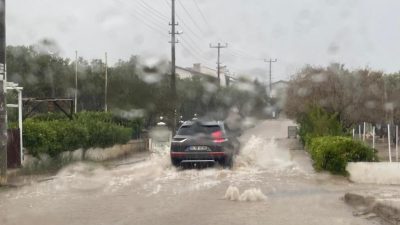 Ayvalık’ta sabah saatlerinde etkili olan sağanak yağış, hayatı olumsuz etkiledi.