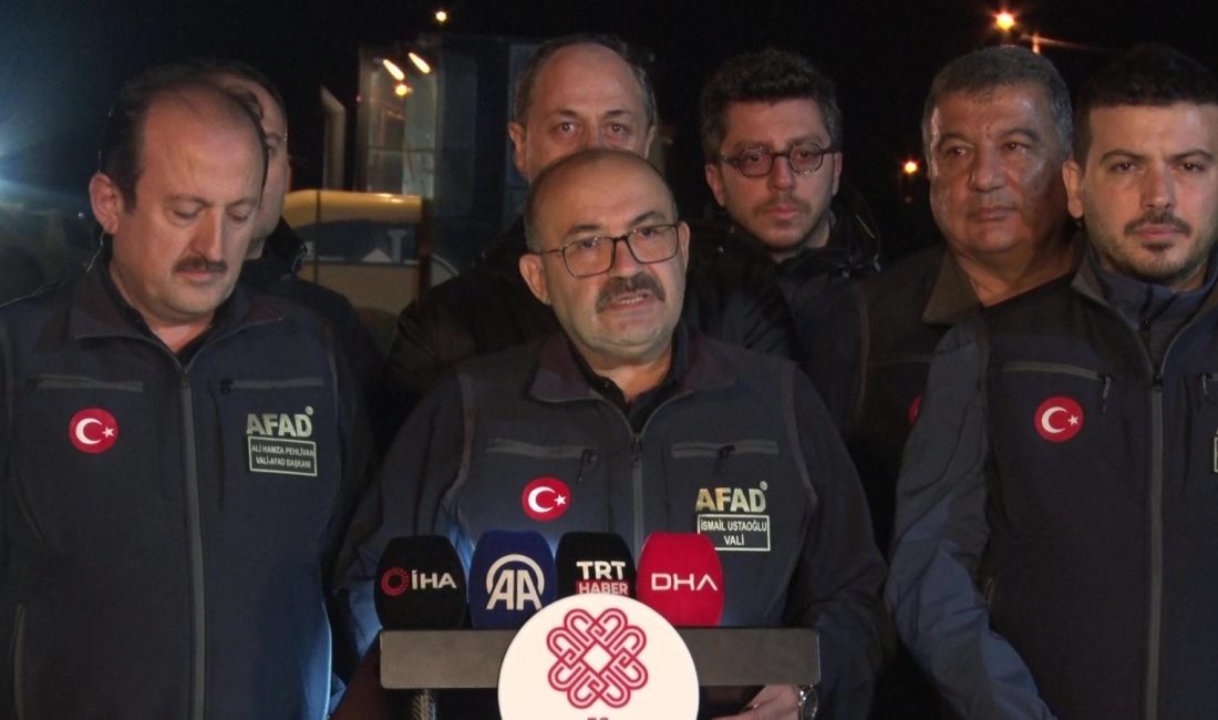Sındırgı’da 10 dönümlük alana konteyner kent kuruluyor Sındırgı ilçesindeki 6.1 büyüklüğündeki depremin ardından artçı sarsıntılar sürüyor. AFAD