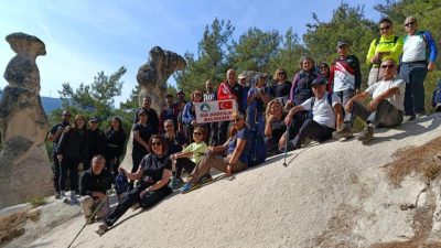 Savaştepe’de düzenlenen doğa yürüyüşü, sporu ve doğayı bir araya getirdi.