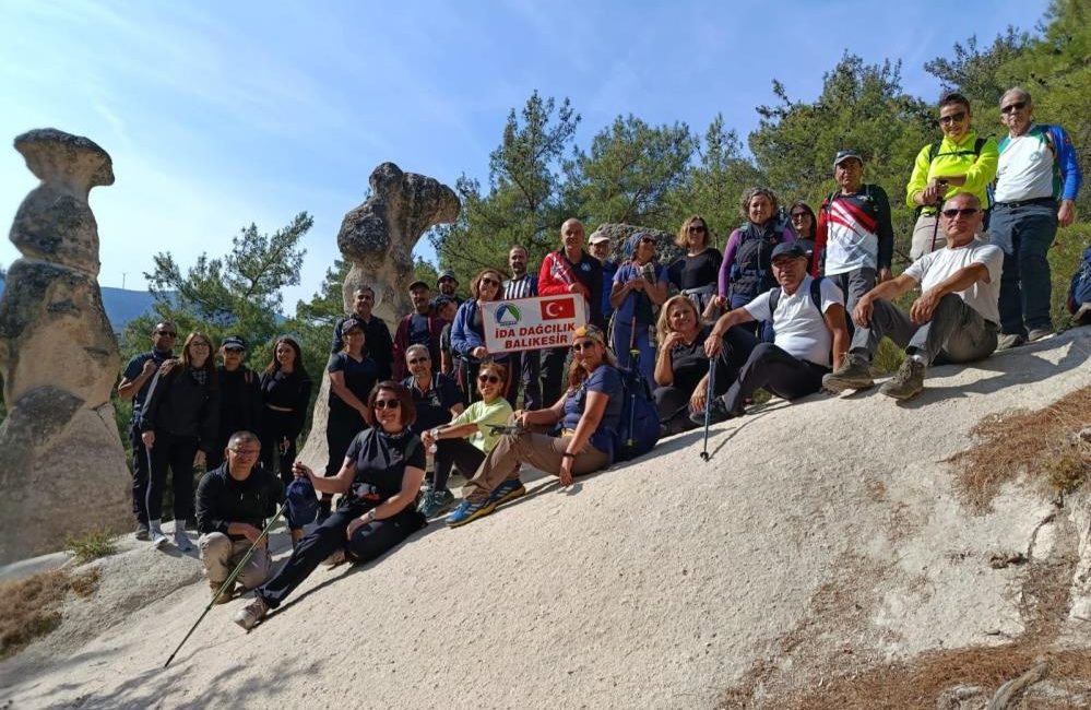 Sporcular doğanın kalbinde buluştu Savaştepe’de düzenlenen doğa yürüyüşü, sporu ve doğayı bir araya getirdi.