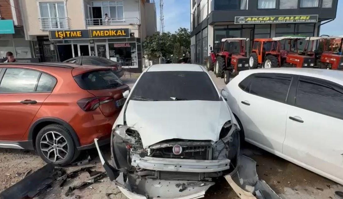 Gönen’de kontrolden çıkan tır, park halindeki 8 araca çarptı Gönen ilçesinde kontrolden çıkan tır, park halindeki 8 araca çarptı.