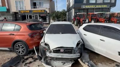 Gönen ilçesinde kontrolden çıkan tır, park halindeki 8 araca çarptı.