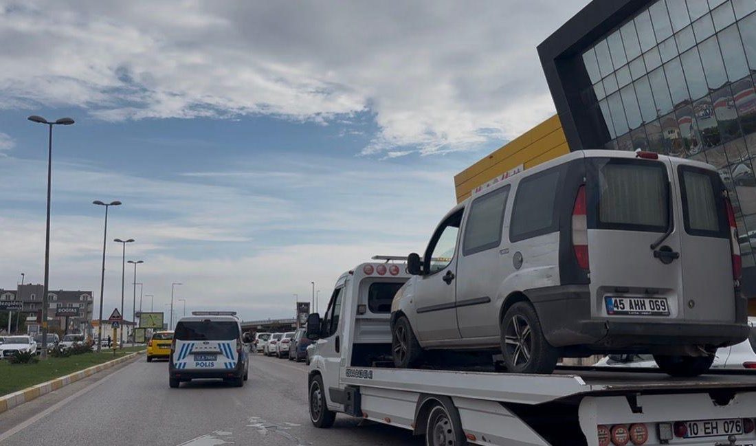 Atatürk Caddesi Liman AVM önünde seyir halindeki bir otomobilde meydana