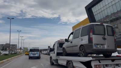 Atatürk Caddesi Liman AVM önünde seyir halindeki bir otomobilde meydana