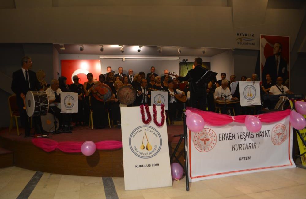 Ayvalık ‘ta 1-6 Ekim Kanser Haftası nedeniyle düzenlenen gecede, türkülerle