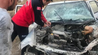 Altıeylül’de meydana gelen çift taralı trafik kazasında otomobil le kamyon