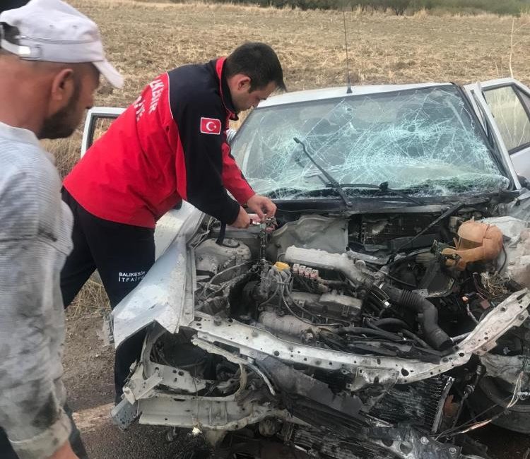 Altıeylül’de meydana gelen çift taralı trafik kazasında otomobil le kamyon