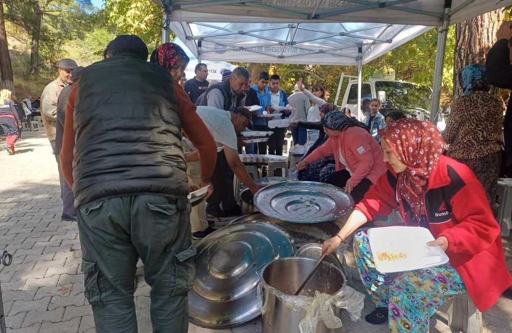 Edremit’in Dereli Mahallesi geleneksel köy hayrı gerçekleştirildi Dereli Mahallesi’nde düzenlenen geleneksel köy hayrı programı, vatandaşların yoğun katılımıyla
