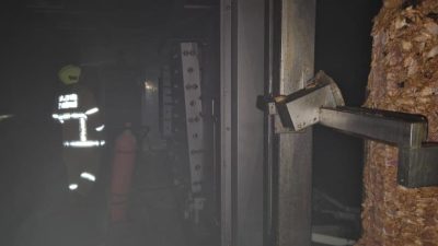 Karapürçek Mahallesi’nde bulunan bir fabrikada, havalandırma sistemindeki arızadan kaynaklanan yangın