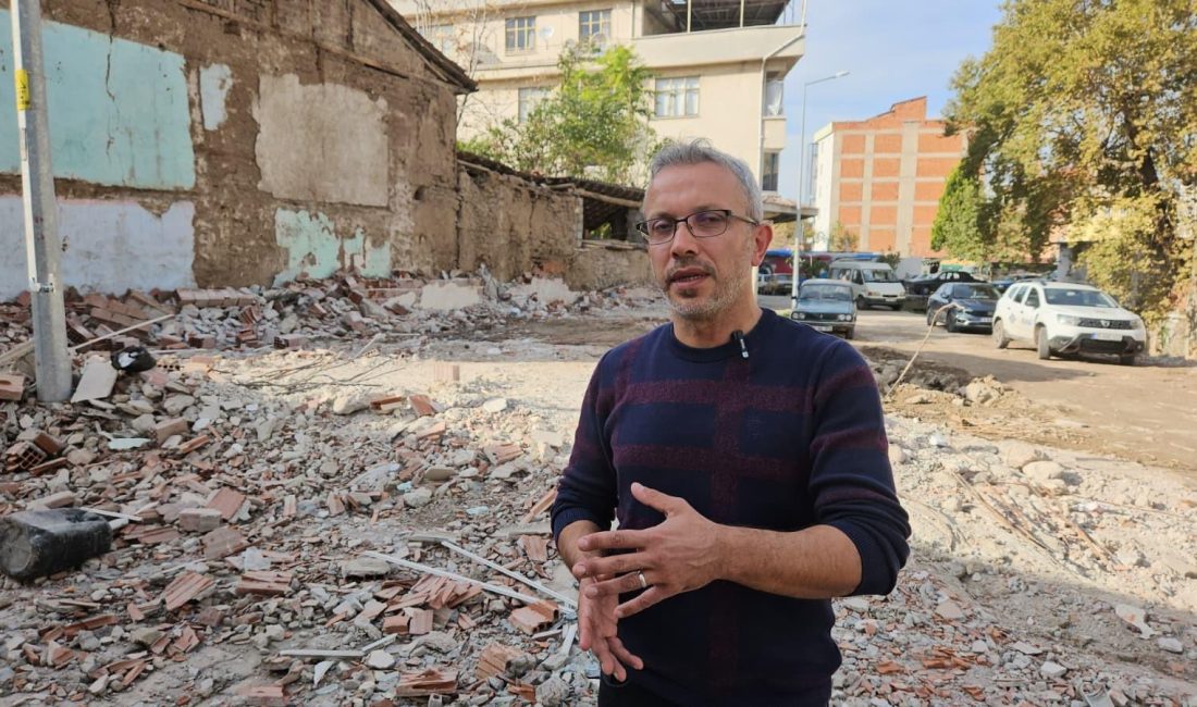 Deprem Araştırmacısı Ahmet Yakut, yaşanan depremlerin ardından Balıkesir’in Sındırgı ilçesine