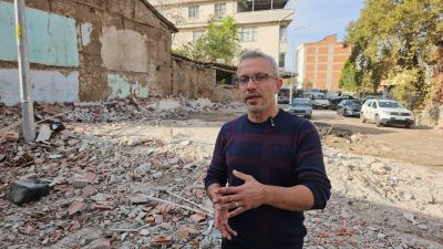 Deprem Araştırmacısı Ahmet Yakut, yaşanan depremlerin ardından Balıkesir’in Sındırgı ilçesine