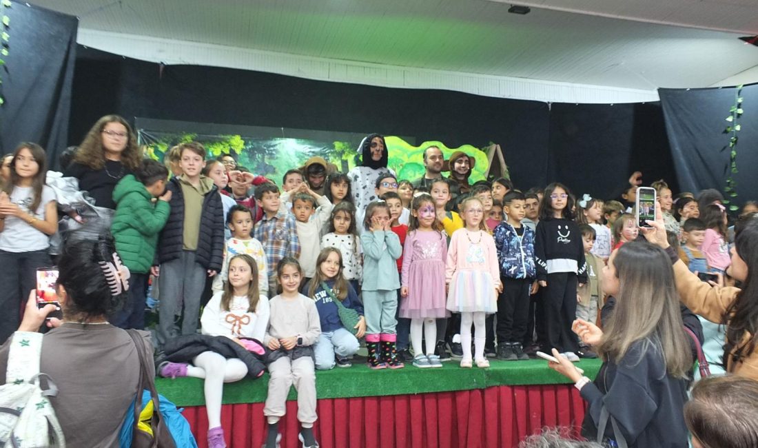 Burhaniye ilçesinde, Belediye Kent Tiyatrosunun sahnelediği ‘Bizden Değilsin’ adlı oyun