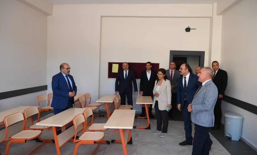 Vali Ustaoğlu Erdek’teki 18 Eylül Ortaokulu’nu inceledi Balıkesir Valisi İsmail Ustaoğlu, Erdek Kaymakamı Hasan Göç ile birlikte