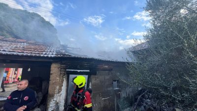Ayvalık’ta  bir depoda çıkan yangın, itfaiye ekipleri tarafından söndürüldü. Edinilen