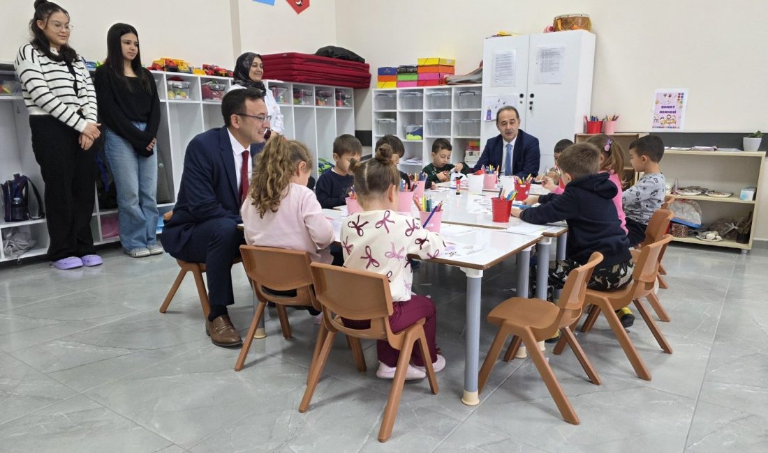 Bandırma Kaymakamı, minik öğrencilerle bir araya geldi Kaymakam Engin Aksakal ve İlçe Milli Eğitim Müdürü Mutlu Aslan,