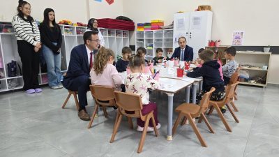 Kaymakam Engin Aksakal ve İlçe Milli Eğitim Müdürü Mutlu Aslan,